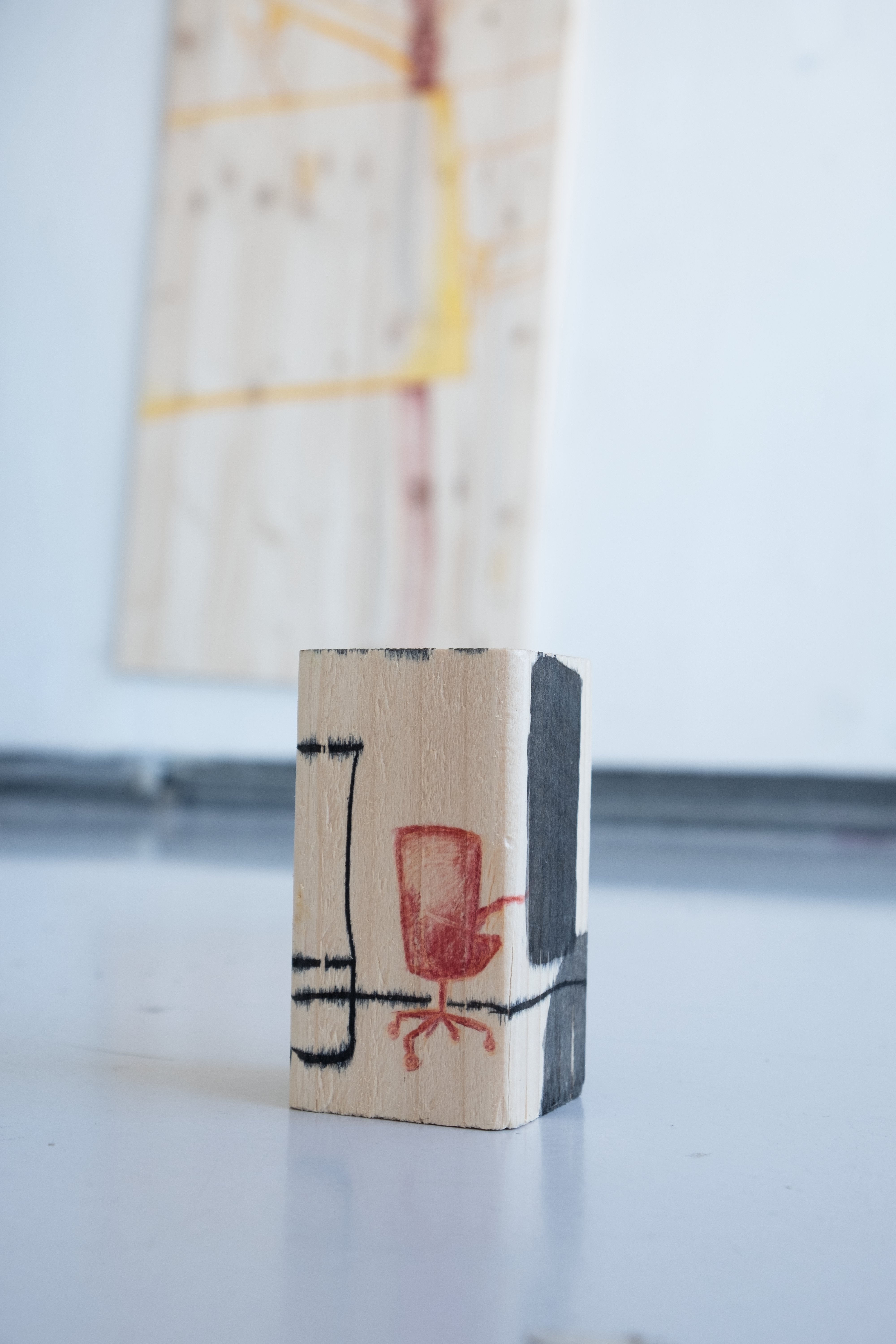 Kleine stoel en houten stoel